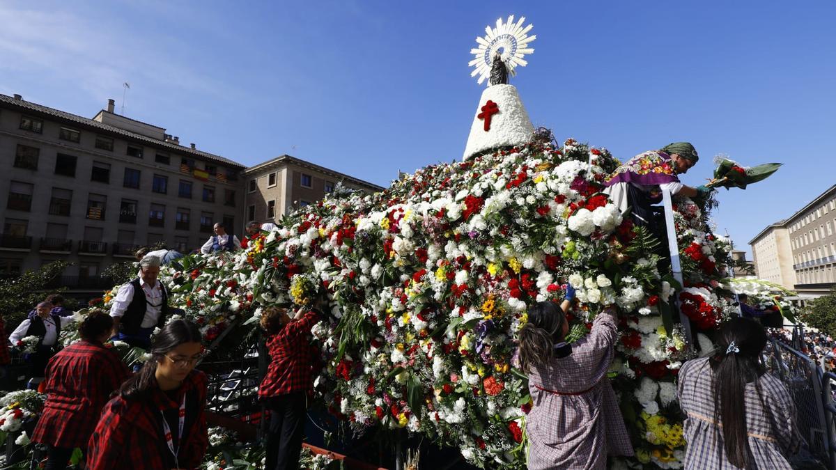 En imágenes | Zaragoza vive su día grande con la Ofrenda de Flores a la Virgen del Pilar