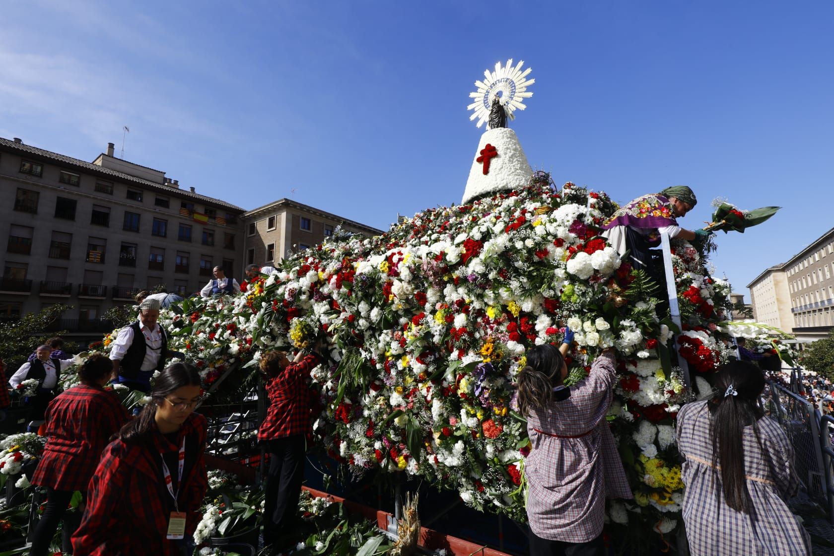 En imágenes | Zaragoza vive su día grande con la Ofrenda de Flores a la Virgen del Pilar