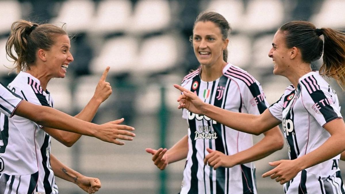 Tatiana Pinto y Estela Carbonell celebran un gol