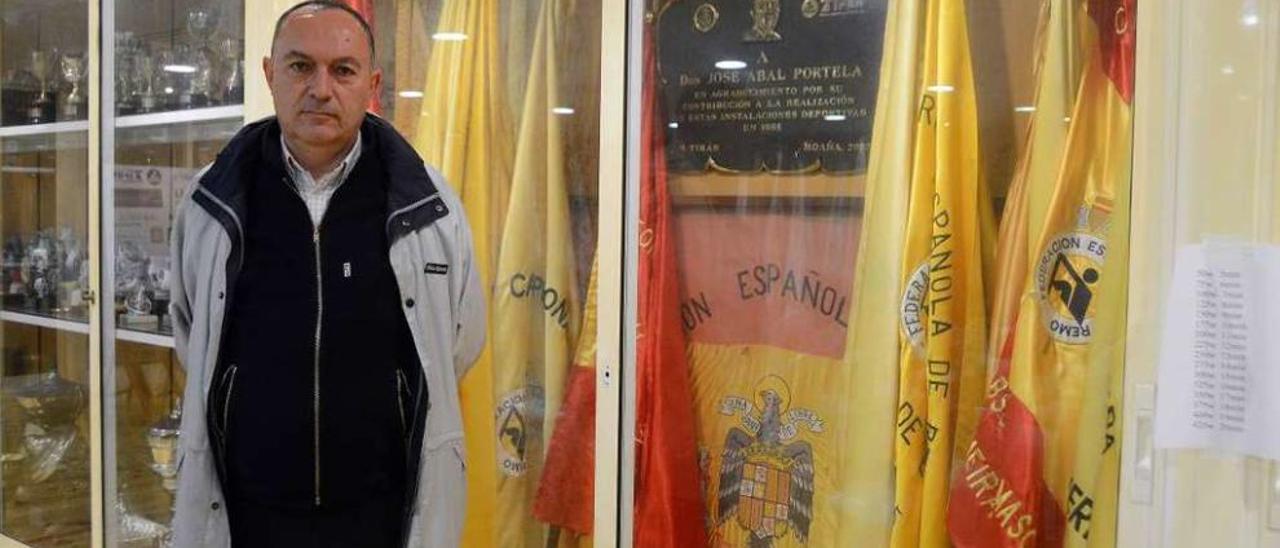 Juan José Tenorio con las banderas de los Campeonatos de España ganados por Tirán. // Gonzalo Núñez