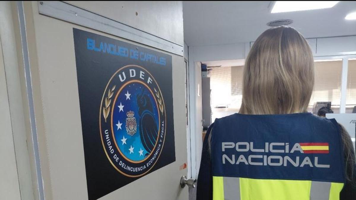 Una agente del Grupo de Blanqueo de Capitales de la Policía Nacional.
