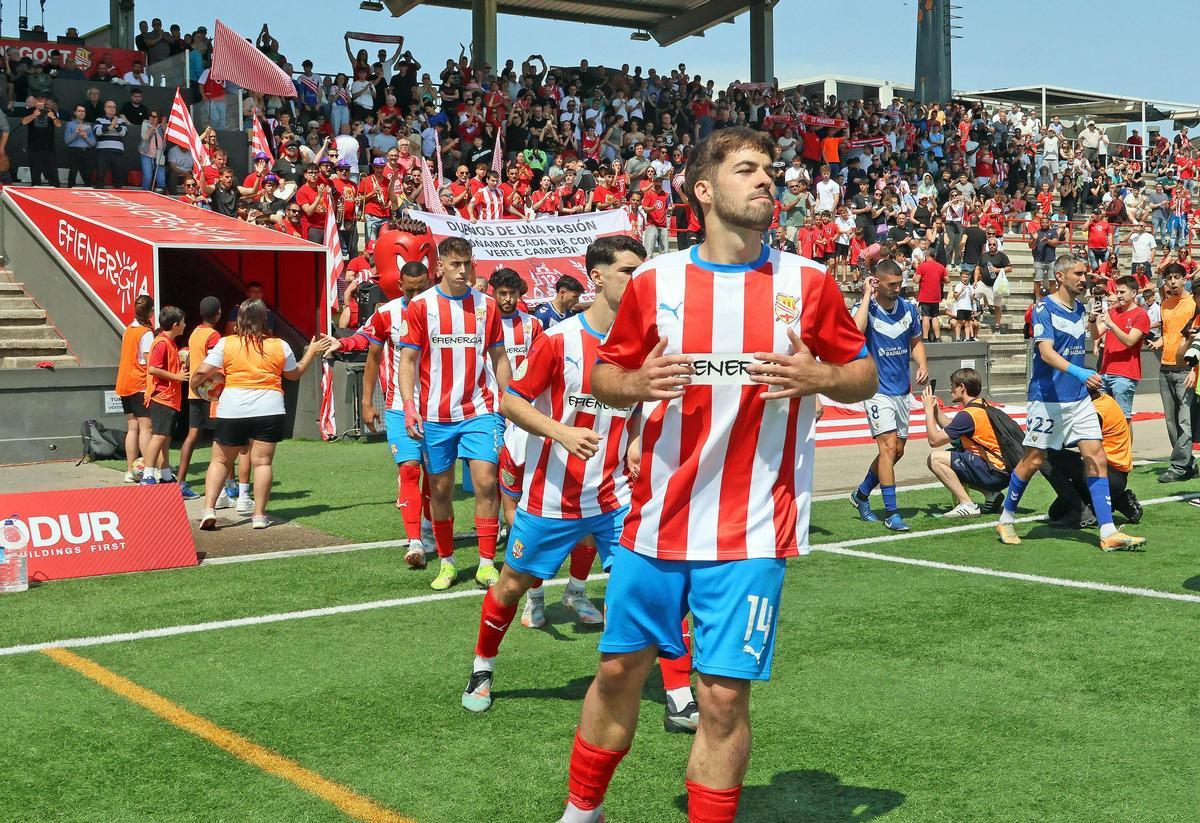 Els jugadors dels dos equips a l'inici del partit