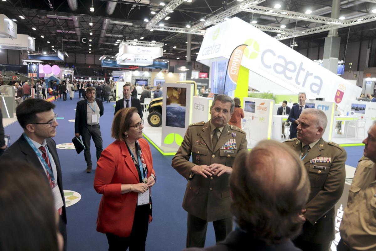 El jefe el Estado Mayor del Ejército de Tierra, general Enseñat, junto a Blanca Torrent, en el estand del Ayuntamiento de Córdoba en Feindef.