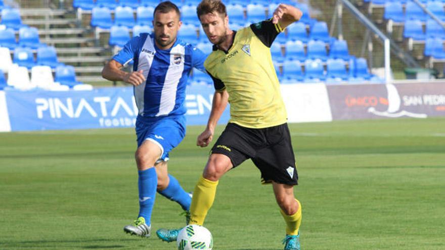 Beitia conduce el esférico ante la presión de un jugador del equipo murciano.