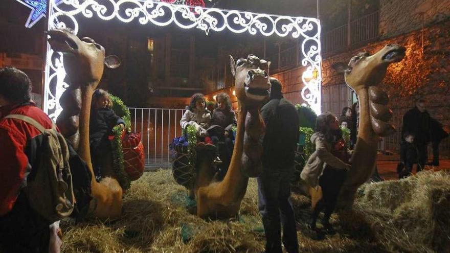 Los niños fueron los primeros en subirse, a los camellos del decorado de As Burgas. // Jesús Regal