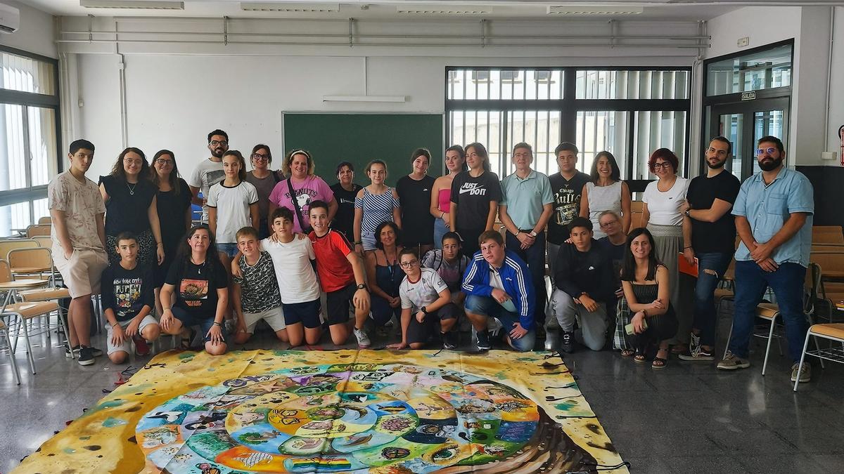 Alumnos y profesorado del IES Joanot Martorell de Elche muestran parte del proyecto