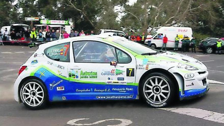 Jonathan Pérez, con el Peugeot 207 S2000 en el rally de Canarias.