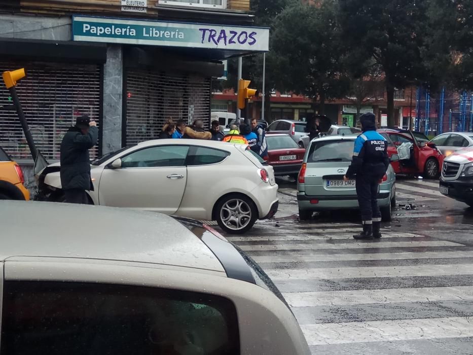 Espectacular accidente de tráfico en Gijón.