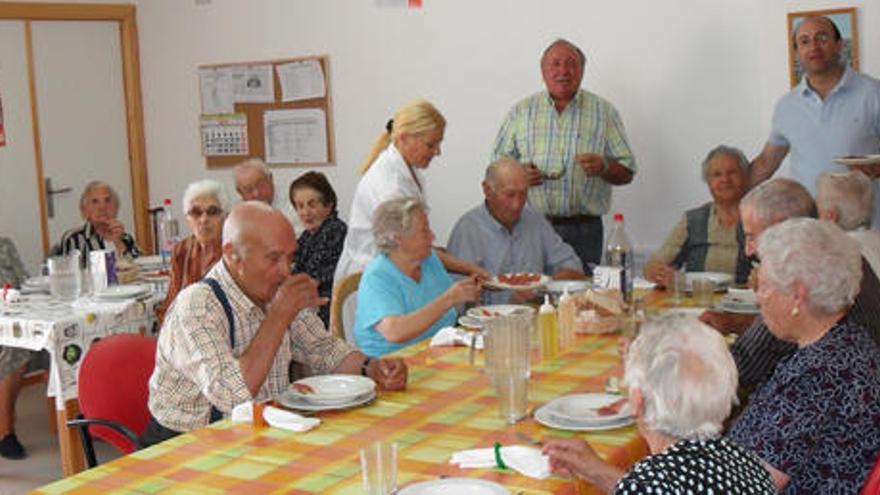 El alcalde de Almeida (de pie a la derecha) junto a los usuarios del comedor social.