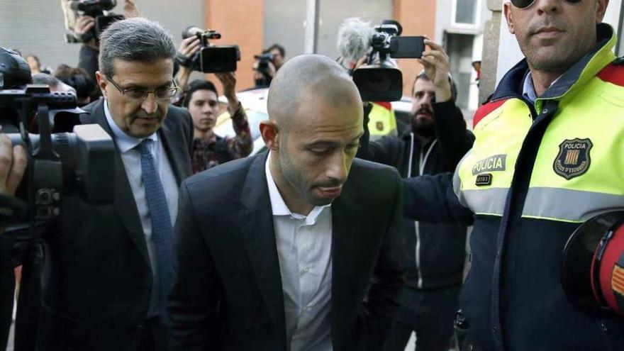 Mascherano, a su llegada ayer al juzgado de Gavá. // Efe