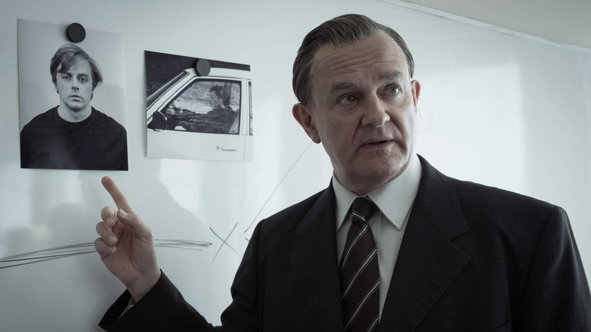Hugh Bonneville (Brian Boyce) señala en una foto a Kenneth Noye (Jack Lowden) en 'The gold'