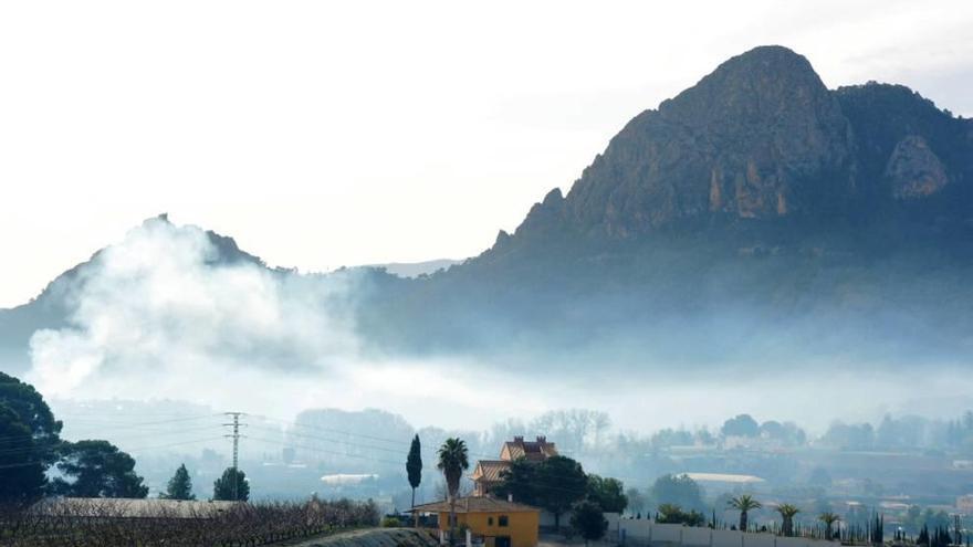 Los humos de las quemas agrícolas sobre Cieza.