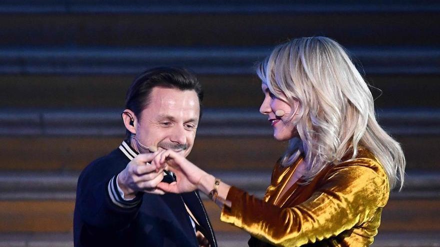 El DJ francés Martin Solveig saca a bailar a Ada Hegerberg en la gala de entrega del Balón de Oro.