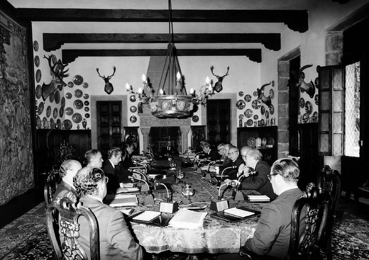 FRANCO, EN EL PAZO DE MEIRAS, PRESIDIENDO EL CONSEJO DE MINISTROS. FOTOS ANTIGUAS. DICTADORES. DICTADURA ESPAÑOLA. LIBROS. PRESENTACIONES