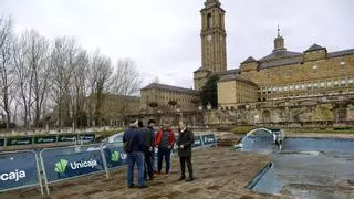 La zona de descanso de la piscina de la Laboral de Gijón ganará espacio con la reforma: "Con las ganas que tiene la gente de venir se queda pequeña"