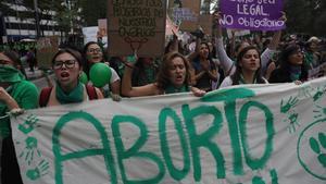 AME3269. CIUDAD DE MÉXICO (MÉXICO), 28/09/2019.- Mujeres participan en una protesta este sábado a favor de la despenalización del aborto en Ciudad de México (México). EFE/Sáshenka Gutiérrez