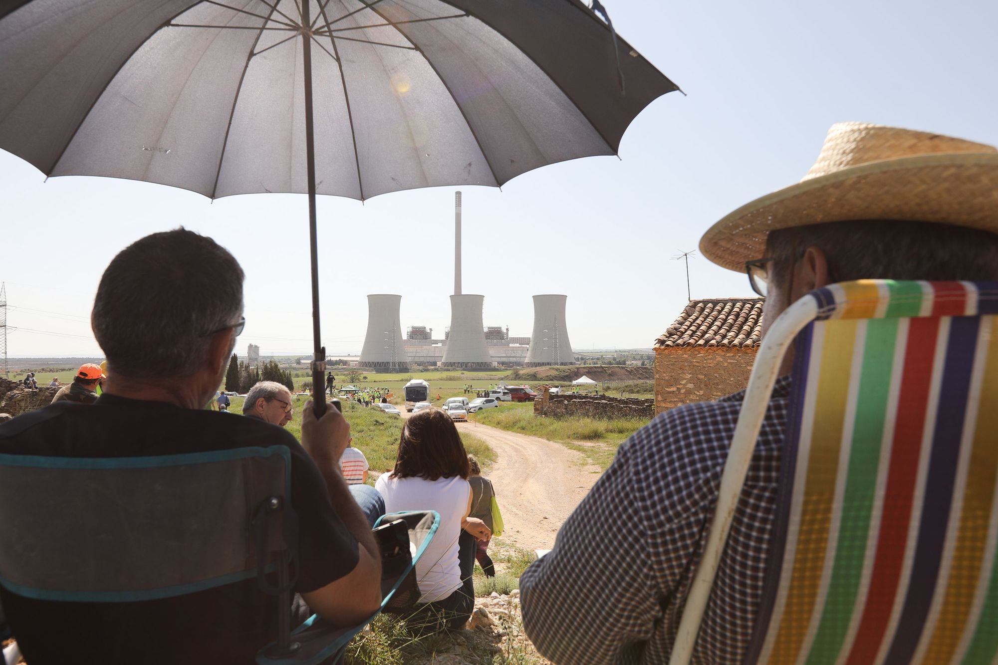 Dinamitan las torres de la central térmica que contaminó el norte de Castellón hace 40 años