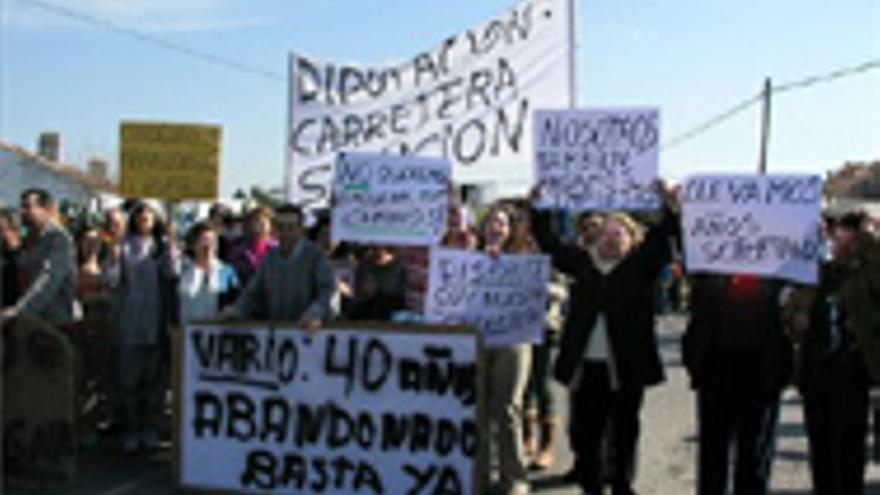 Más de un centenar de vecinos de Valrío protestan por la deficiente vía de acceso