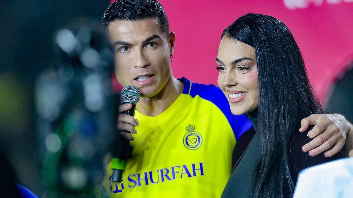 Cristiano Ronaldo y Georgina Rodriguez en la presentación de CR7 como nuevo jugador del Al Nassr FC