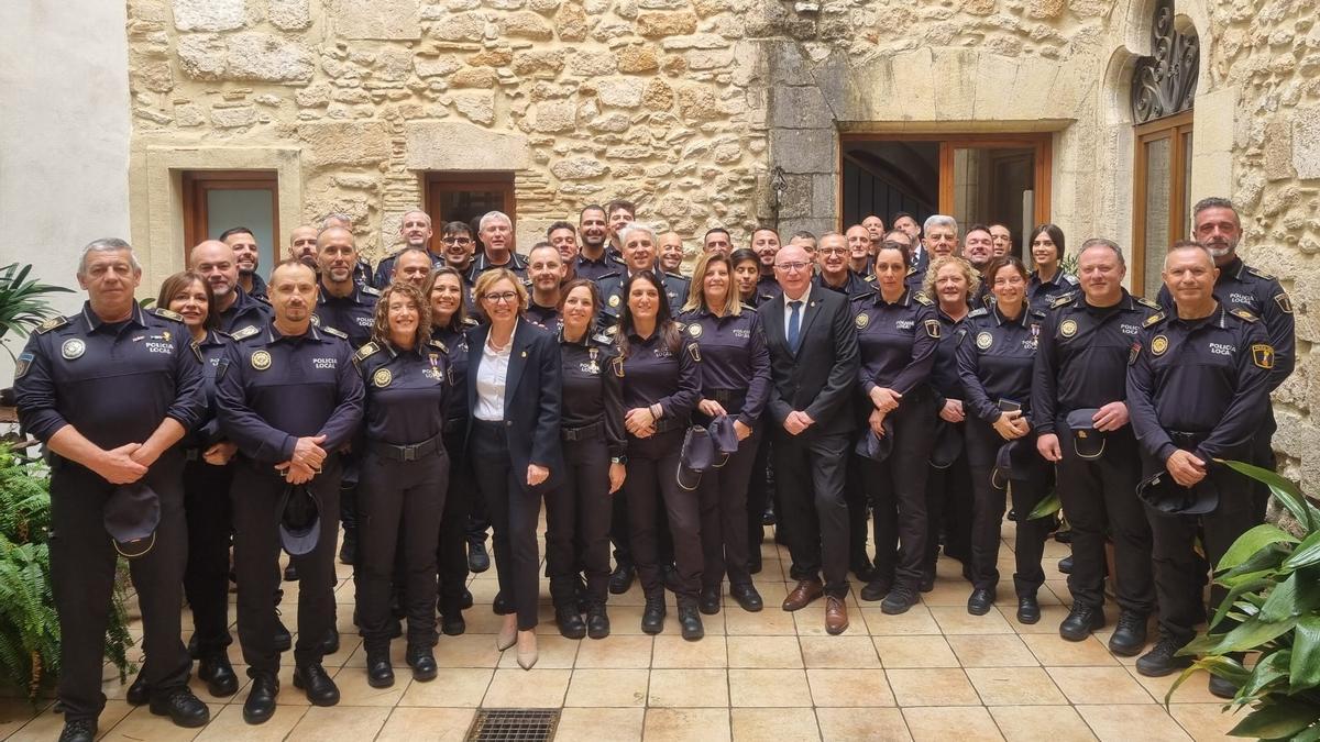 Imagen de archivo de la plantilla de la Policía Local de Xàbia junto a la alcaldesa y el concejal de Seguridad
