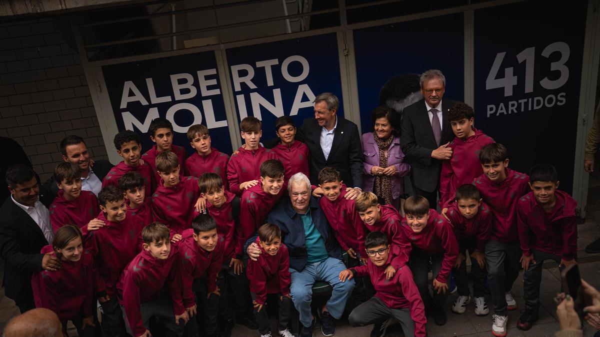 El CD Tenerife le pone el nombre de Alberto Molina a la puerta 5 del Heliodoro
