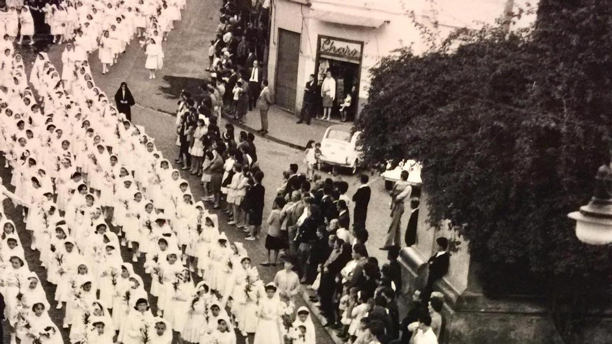 Detalle de la procesión de María Auxiliadora que acompañaban las niñas que había realizado la Comunión ese año.