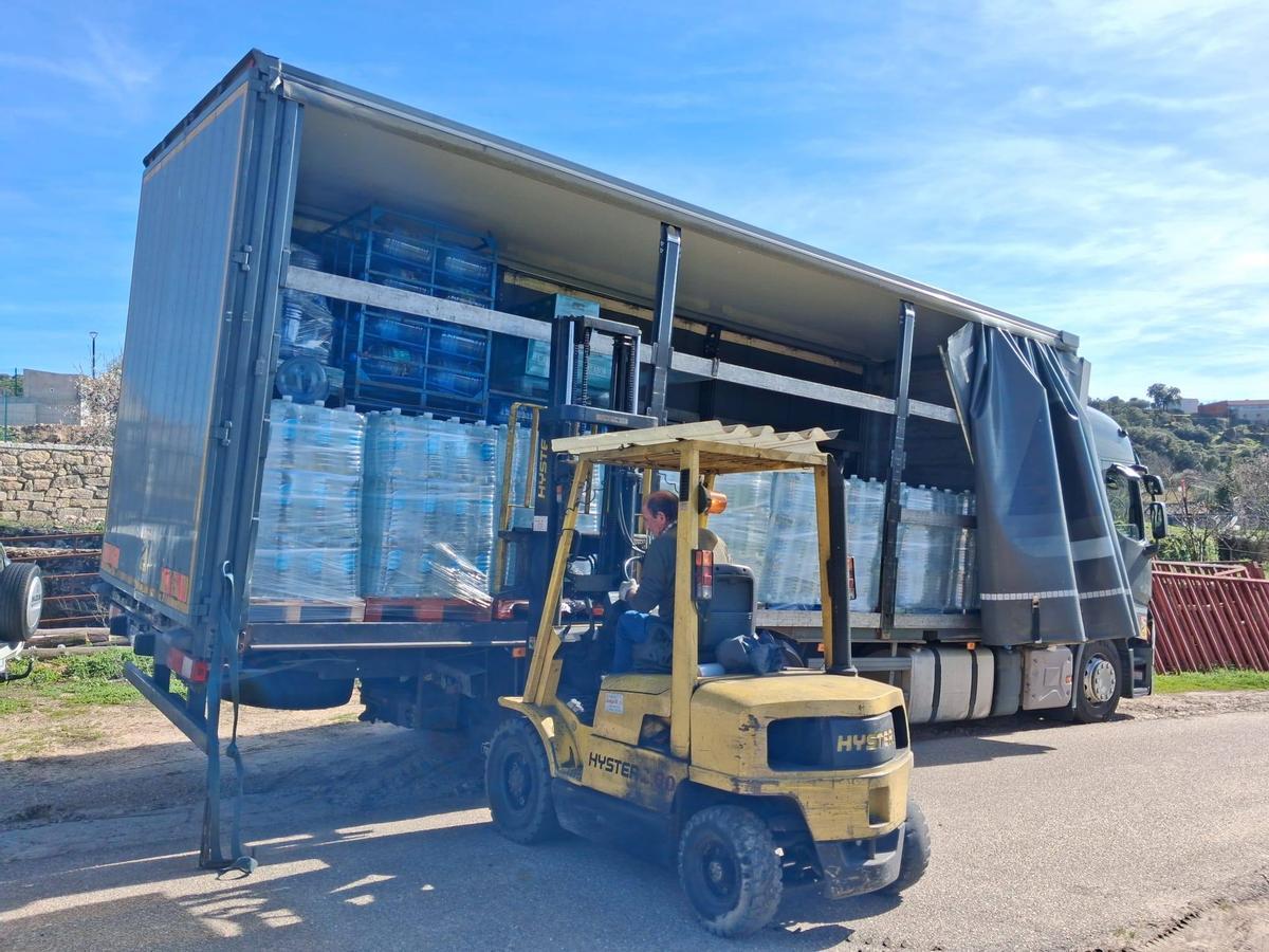 Camión de la Diputación cargado de garrafas de agua para el suministro en Fermoselle