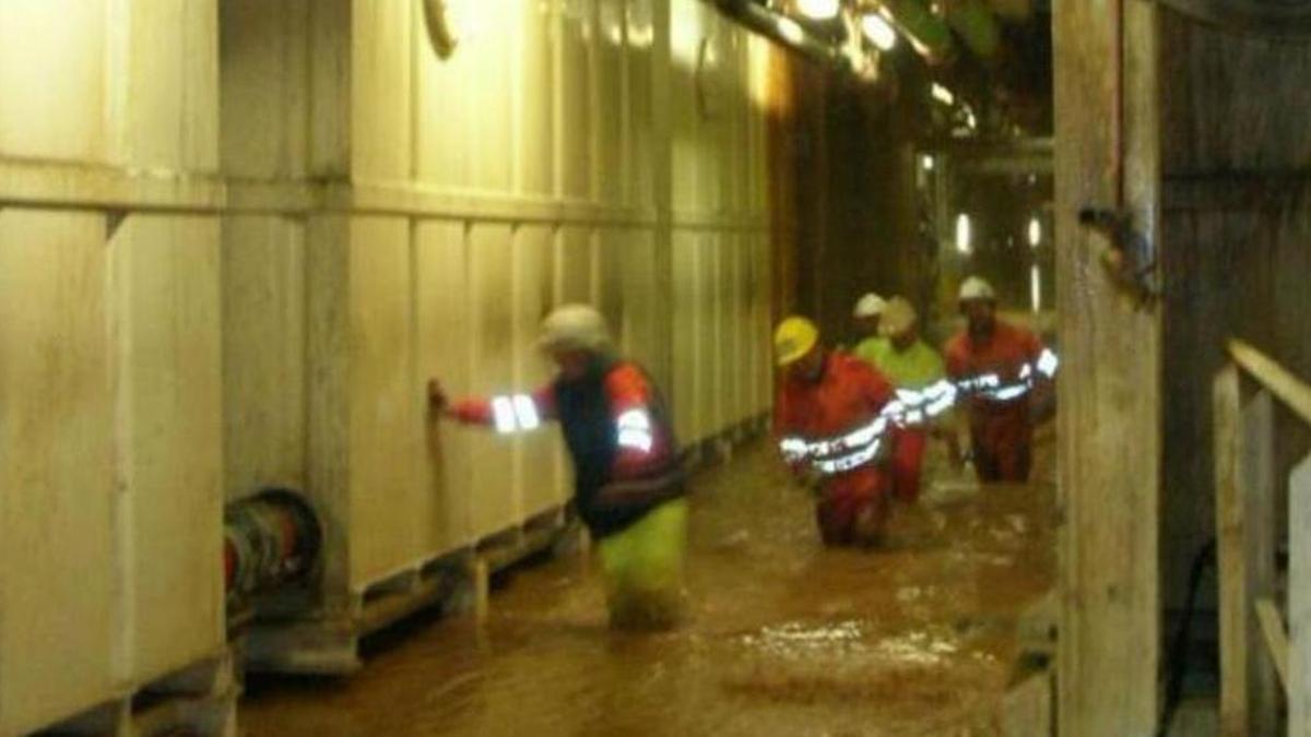 Imagen de archivo de trabajadores de la Variante, con el agua por las rodillas tras la destrucción de varios acuíferos.