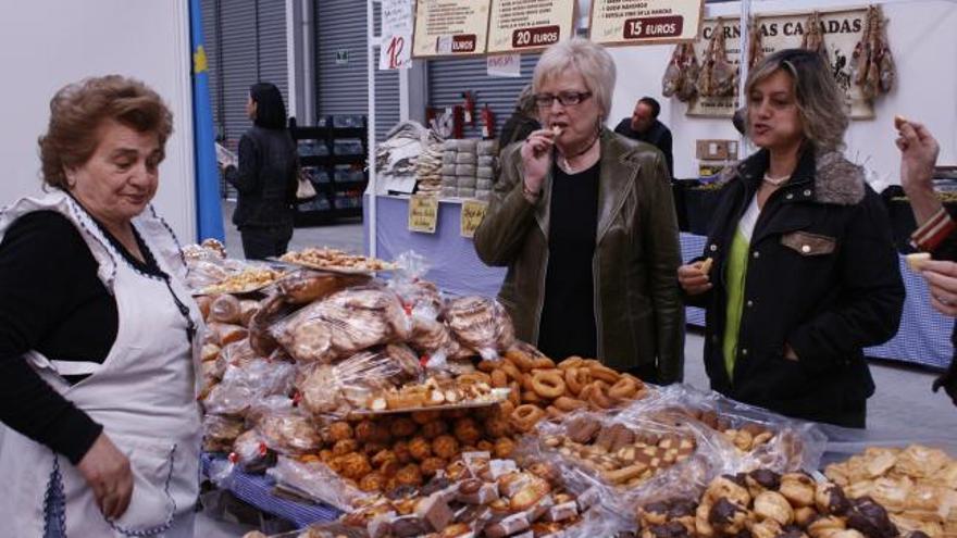 Dos visitantes de la pasada edición de Alimenza degustan productos de elaboración artesanal.