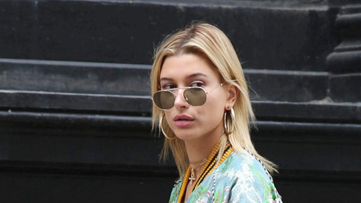 Hailey Baldwin con bomber estampada de Gucci