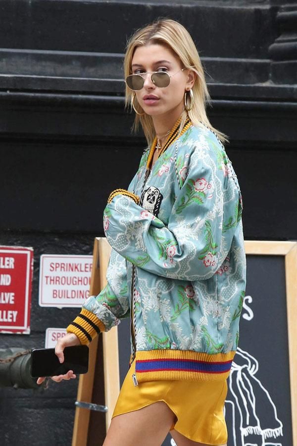 Hailey Baldwin con bomber estampada de Gucci