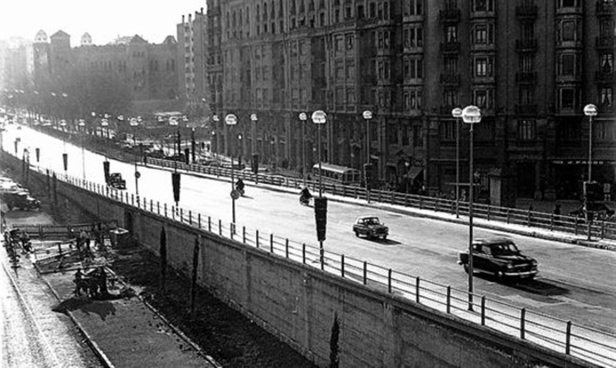 La Gran Via 3 La autopista a su paso por la Gran Via, cerca de la plaza de toros Monumental, en los 60. FOTO ENVIADA POR DAVID J. SÁNCHEZ (INGENIERO, 41 AÑOS).