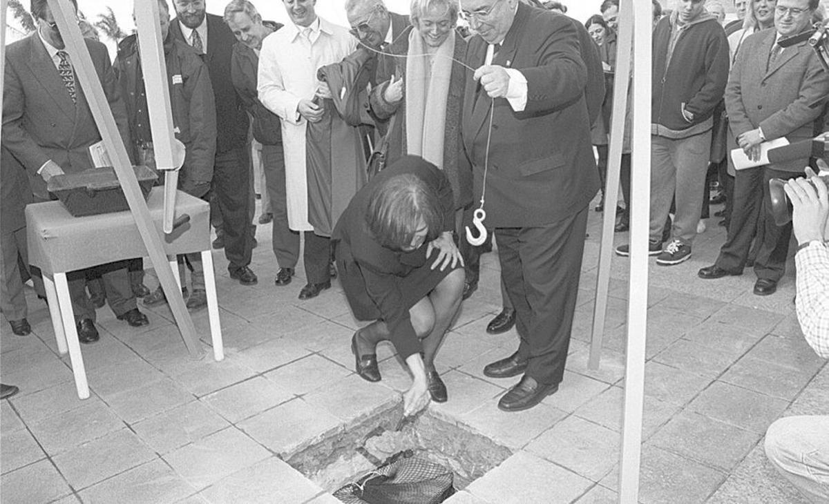 La entonces ministra de Agricultura, Loyola de Palacio, junto al alcalde, Vicente Álvarez Areces, colocando la primera piedra del Oceanográfico de Gijón, el 12 de marzo de 1999.  | ISAAC RUBIO