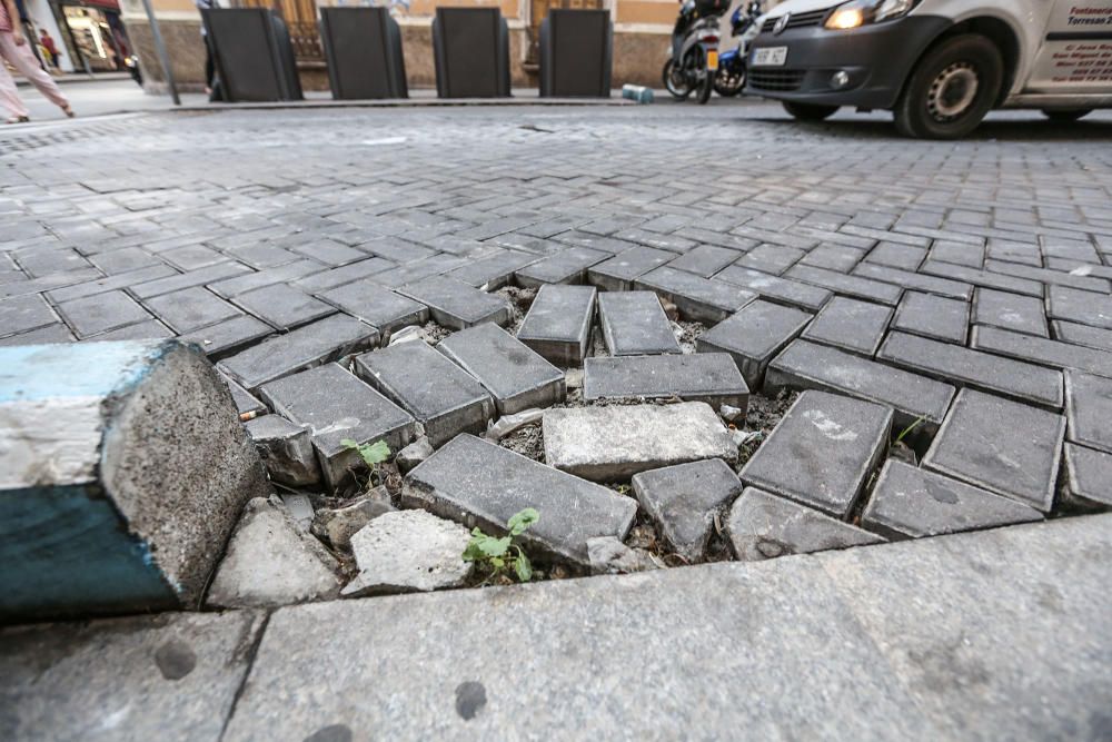 El Ayuntamiento de Torrevieja ha anunciado una inversión de más de 230.000 euros, con una subvención de la Diputación, para retirar el adoquinado -instalado hace solo 8 años- y asfaltar las calles