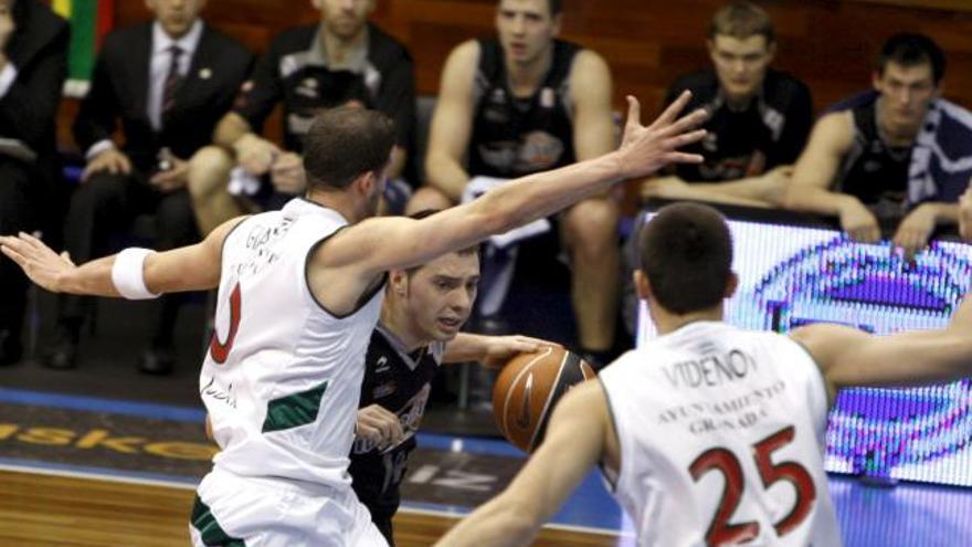 El alero búlgaro del CB Granada, Filip Videnov (d) intenta frenar al jugador del Iurbentia Bilbao Basket, el base Javi Salgado (i) durante el encuentro correspondiente a la vigésimo segunda jornada de la Liga ACB que han disputado en el pabellón La Casilla de Bilbao. EFE/LUIS TEJIDO