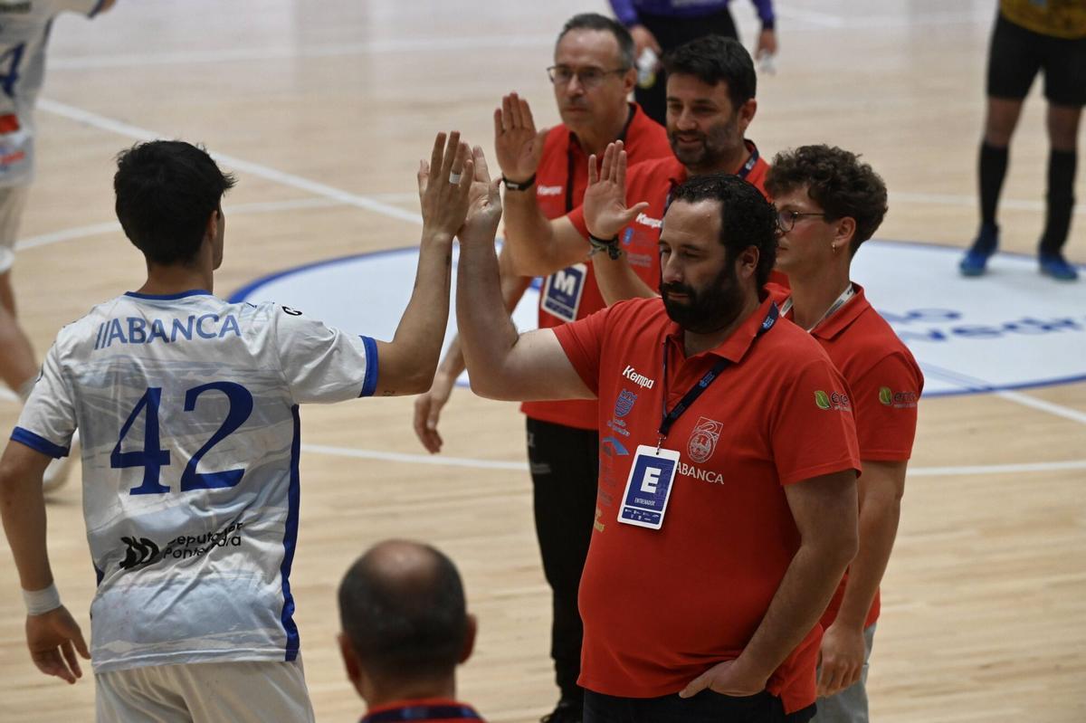 Los lerezanos saludan a su entrenador Marcos Otero.