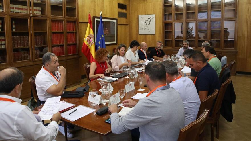 A la izquierda, en el centro de la mesa, Laura Martín y Teresa Ribera, durante la reunión con sindicalistas y representantes de la patronal minera. | Miteco