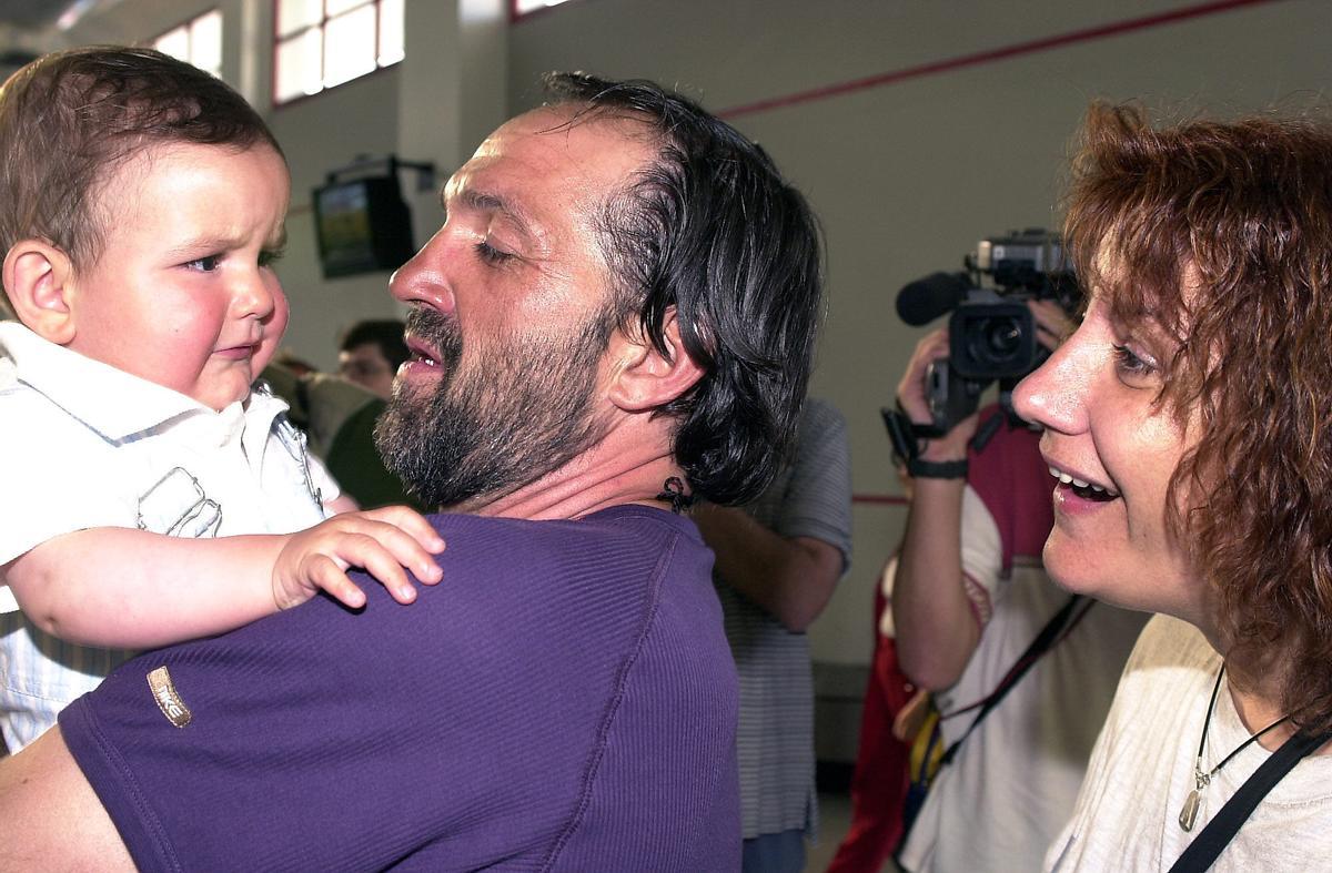 Juanito Oiarzabal, con su hijo Mikel en brazos, en el año 2000.