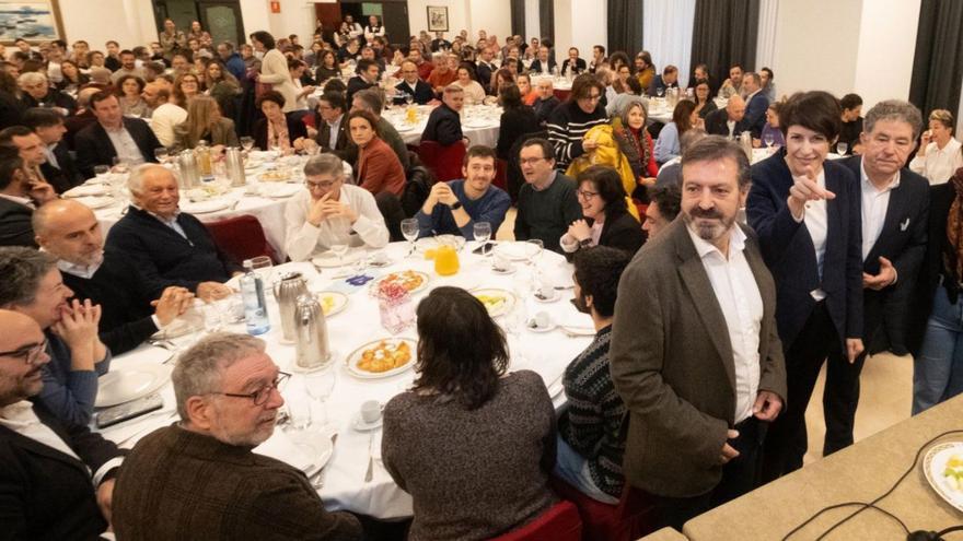 Pontón señala a la cámara, ayer en un encuentro con empresarios en Pontevedra.   | // L. O.