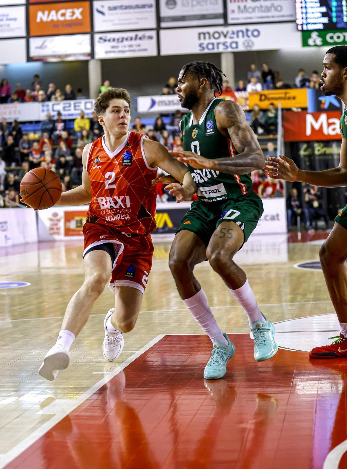 Hugo Benítez, en el partit en què es va lesionar, davant de DJ Stewart, del Cedevita