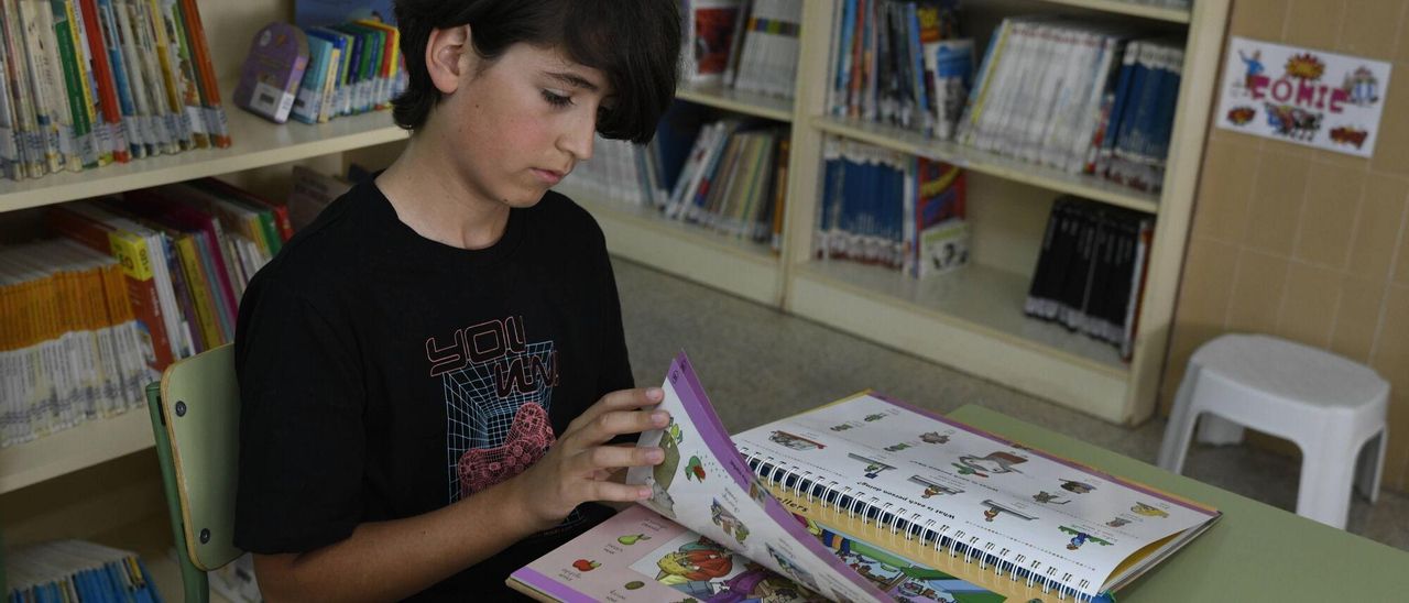 Juan Alonso Castro, niño que ha leído más libros este curso, dentro del proyecto Fiction Express