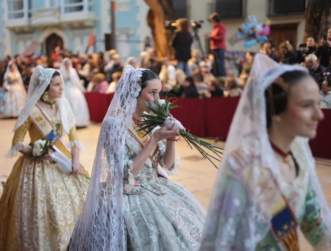 Emotiva y multitudinaria ofrenda de flores en Alzira
