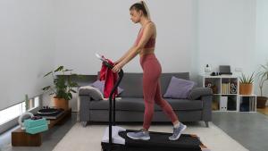 Ponte en forma desde casa con esta cinta de correr plegable de Amazon