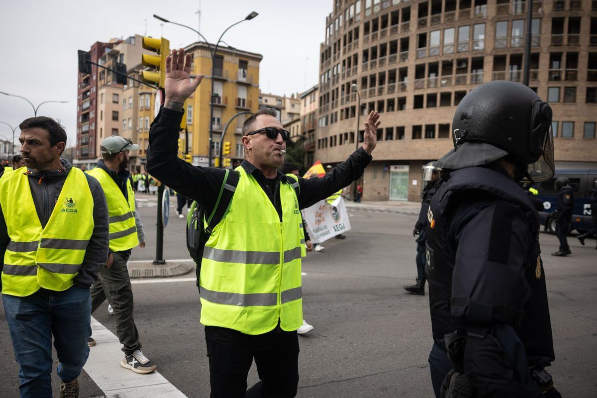 En imágenes | Los protestas agrícolas vuelven a las puertas de La Aljafería
