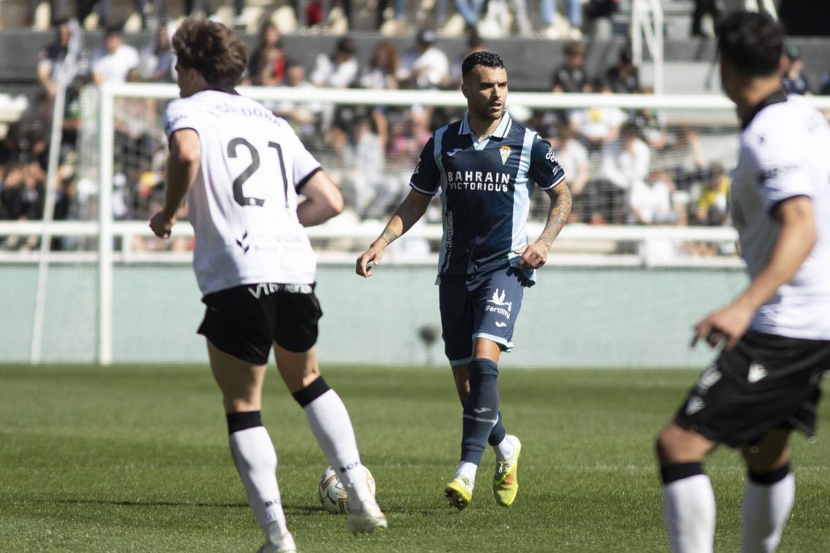 Álex Martín, durante un lance del pasado Burgos-Córdoba CF.