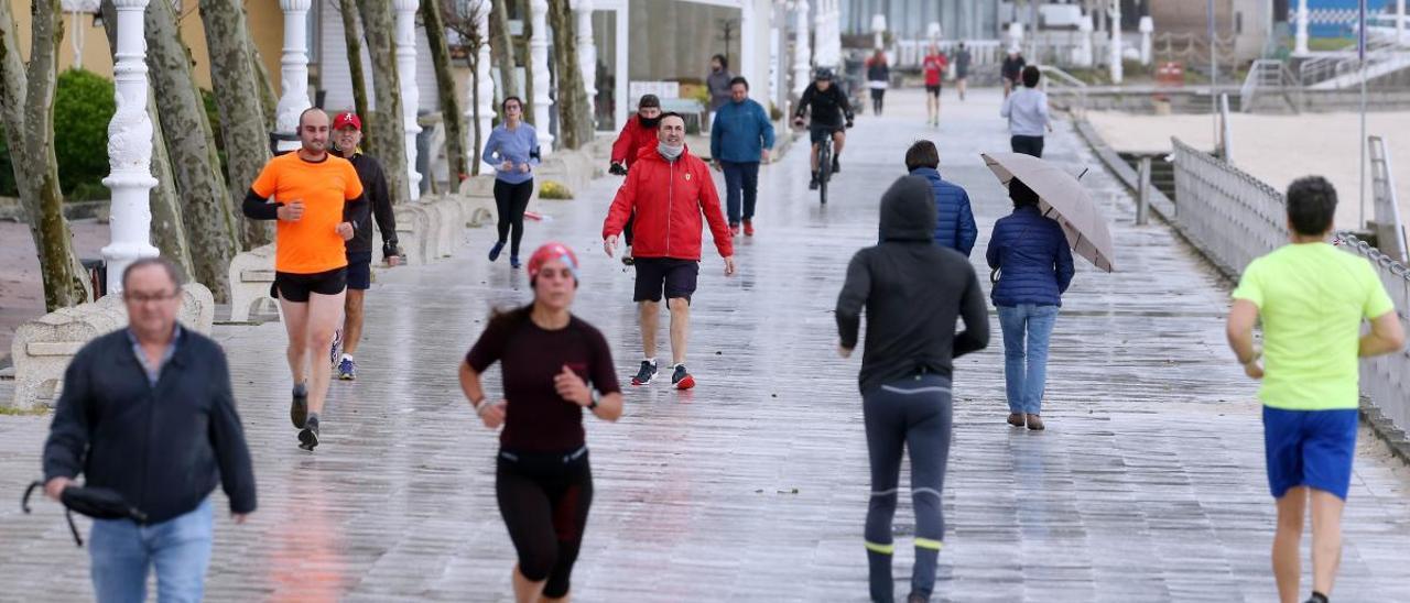 Paseantes y corredores en Vigo. // Marta G. Brea