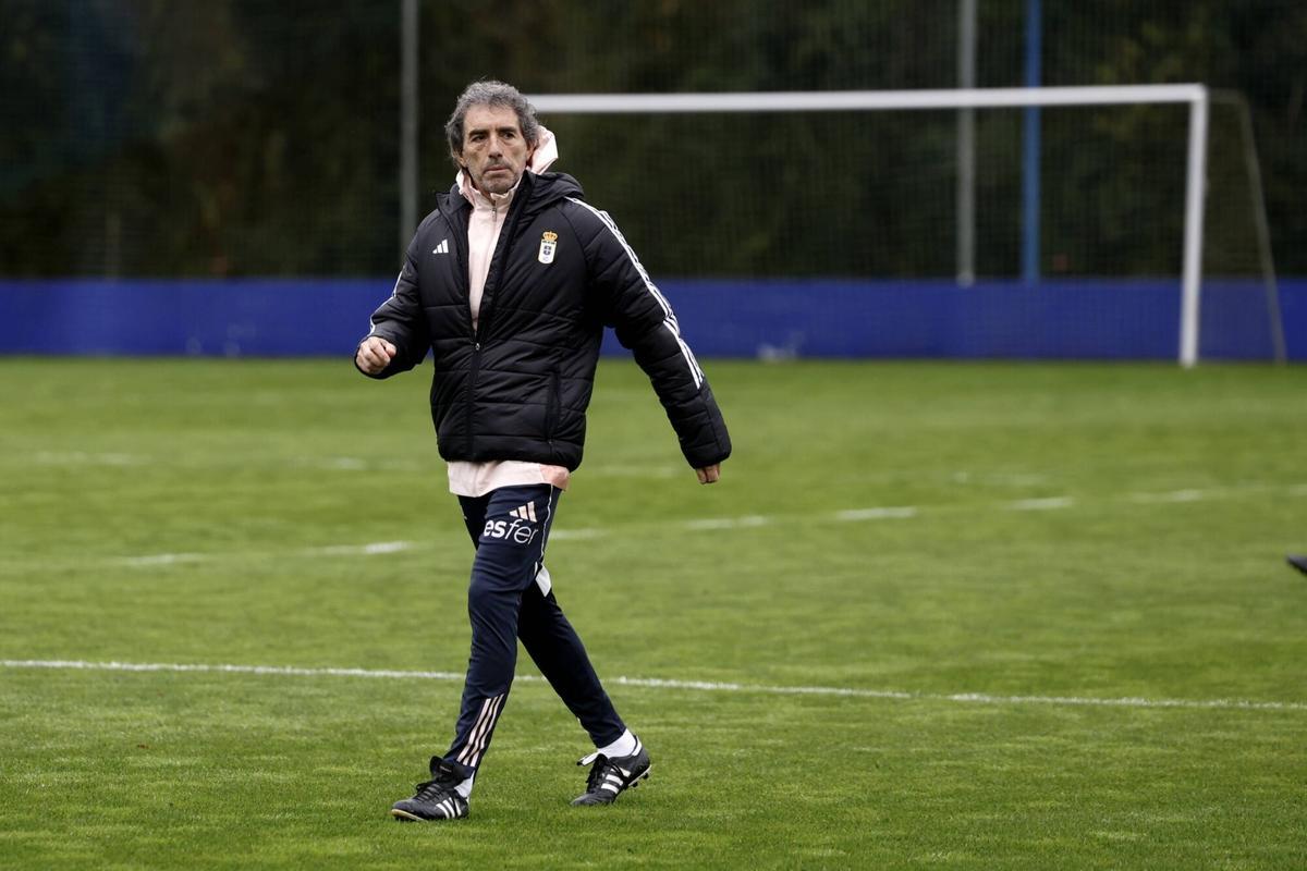 Entrenamiento del Real Oviedo en el Requexon con Almada de entrenador