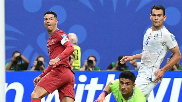 Cristiano creua la pilota en la jugada del segon gol dels portuguesos contra l’Uzbekistan. | RONALDO SCHEMIDT / AFP