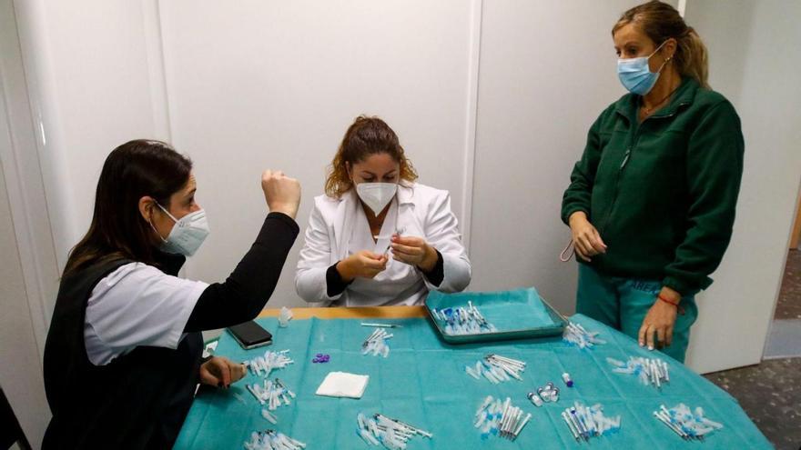 Enfermeras preparando los viales en el centro de vacunación de la Comandancia.