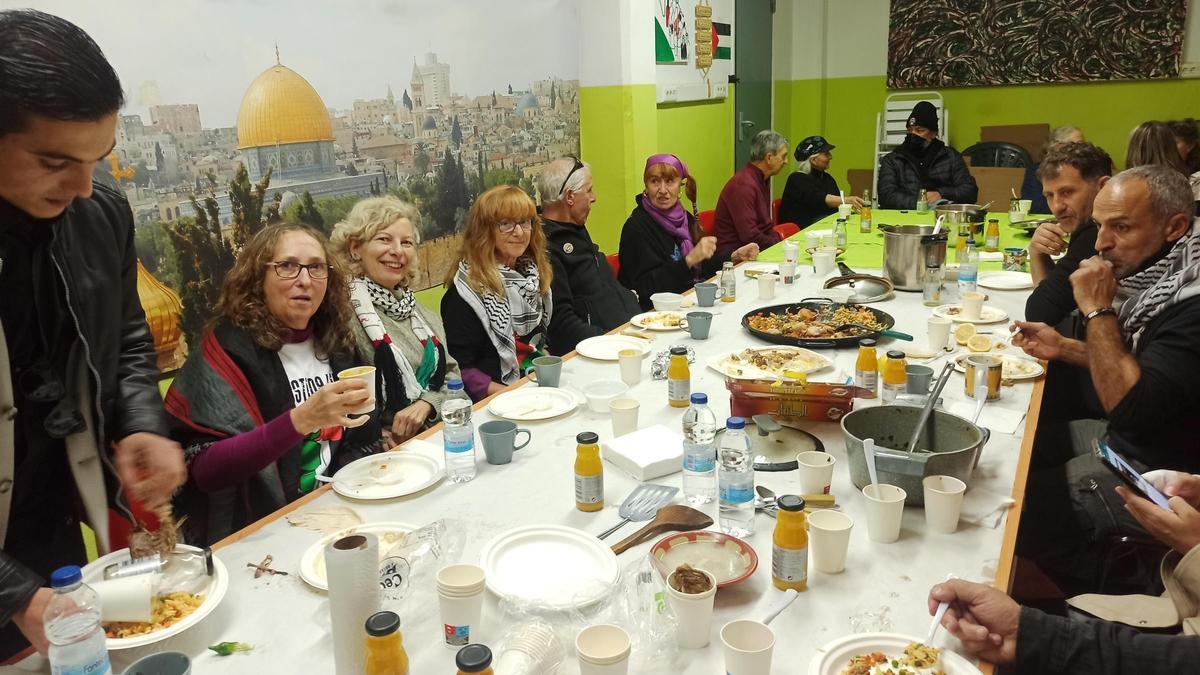 Comida popular que puso fin a la huelga de hambre en solidaridad con Palestina